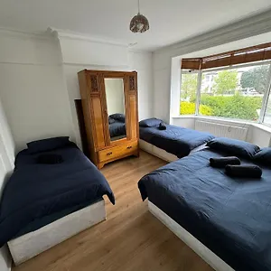 https://2-iveragh-road-family-room-1.dublin-hotelsweb.com
